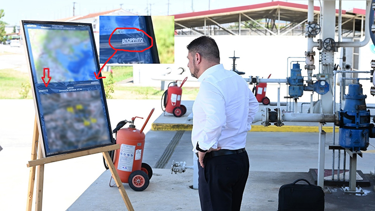 Το υπουργείο Εθνικής Άμυνας έδωσε στη δημοσιότητα φωτογραφία του Χαρδαλιά με… φόντο απόρρητο χάρτη